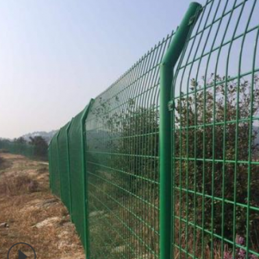 雙邊絲浸塑防腐鐵絲防護網(wǎng)廠家定制公路果園養(yǎng)殖圈地雙邊絲護欄網(wǎng)