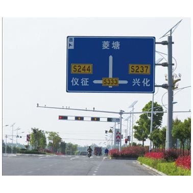 監(jiān)控桿工程案例道路標(biāo)志牌與交通信號(hào)燈桿件
