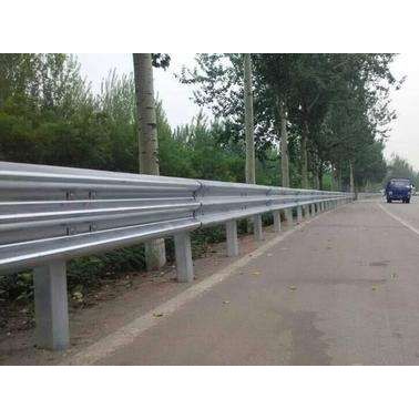 河南洛陽國道波形護(hù)欄板熱鍍鋅噴塑護(hù)欄廠家