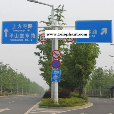 信號(hào)燈監(jiān)控綜合桿標(biāo)志桿廠(chǎng)家