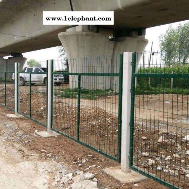 工廠圈地圍欄高速公路圍網(wǎng) 鋼板網(wǎng)護(hù)欄菱形鐵絲網(wǎng)圍欄 鐵路護(hù)欄網(wǎng)