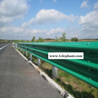 交通安全設(shè)施高速公路噴塑波形梁護(hù)欄橋梁隔離護(hù)欄 波形梁鋼護(hù)欄