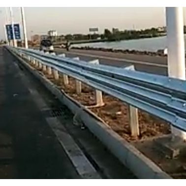 廣東清遠(yuǎn)市國省干道公路波形梁鋼護(hù)欄國標(biāo)熱鍍鋅銀白色護(hù)欄板