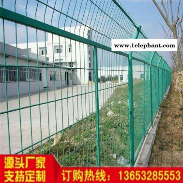 聚光絲網(wǎng)廠定制框架防護(hù)圍欄 公路隔離防護(hù)柵欄 公路臨邊綠色隔離網(wǎng)批發(fā)