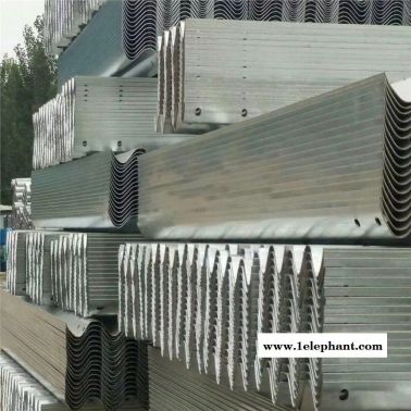 高速公路兩、三波形護(hù)欄板和防撞護(hù)欄以及各種冷熱鍍鋅護(hù)欄