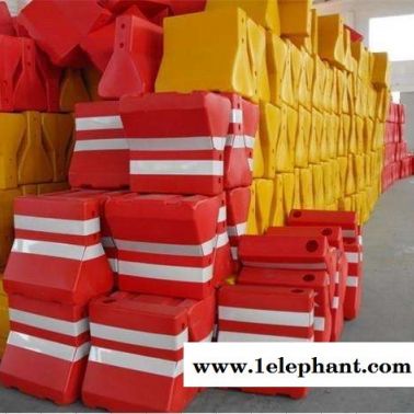 榆林隔離墩，榆林塑料隔離墩，塑料小水馬道路護(hù)欄擋廠家找西安明通交通設(shè)施廠家