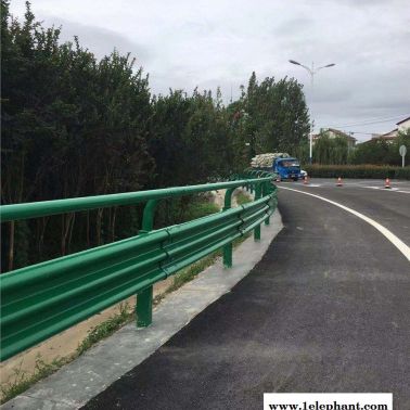 公路波形護(hù)欄板 三波防撞護(hù)欄 波形梁鋼護(hù)欄 波形護(hù)欄安裝