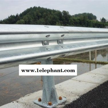 國標熱鍍鋅公路波形梁護欄板，專業(yè)廠家報價