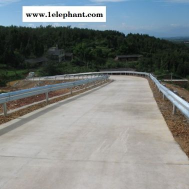福建龍巖高速公路波形護(hù)欄板國(guó)標(biāo)熱鍍鋅銀白色護(hù)欄