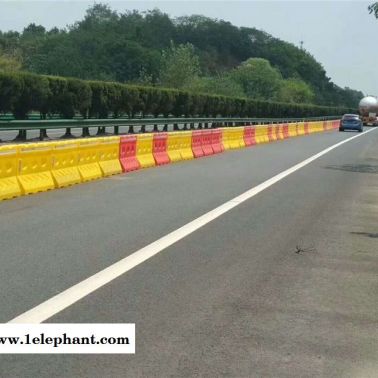 洛陽(yáng)道路施工水馬廠家，新安水馬隔離墩價(jià)格