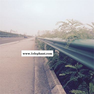 安徽安慶波形護(hù)欄規(guī)格型號(hào) 創(chuàng)世護(hù)欄生產(chǎn)廠家報(bào)價(jià) 高速綠色防撞護(hù)欄多少錢